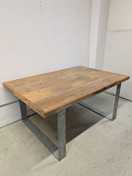 Upea industrial tyylinen ruokapöytä 