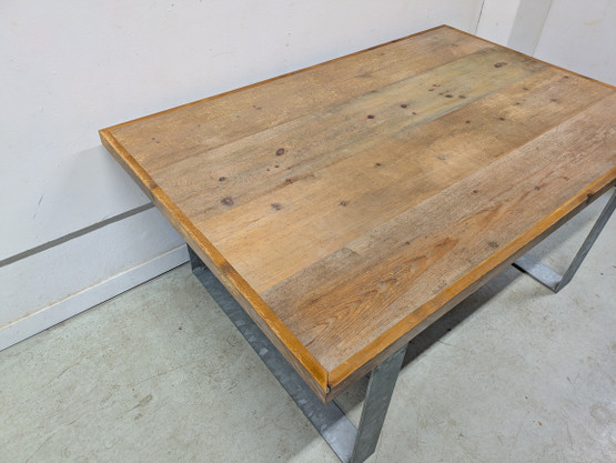 Upea industrial tyylinen ruokapöytä 