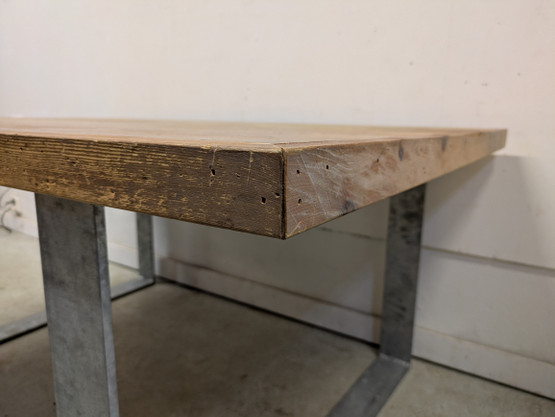 Upea industrial tyylinen ruokapöytä 