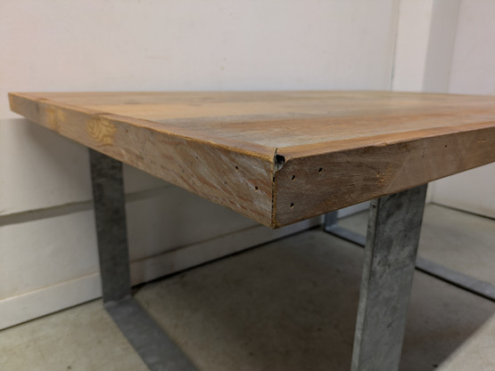 Upea industrial tyylinen ruokapöytä 