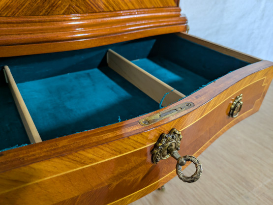 Kaunis Rokokoo vitriinikaappi 