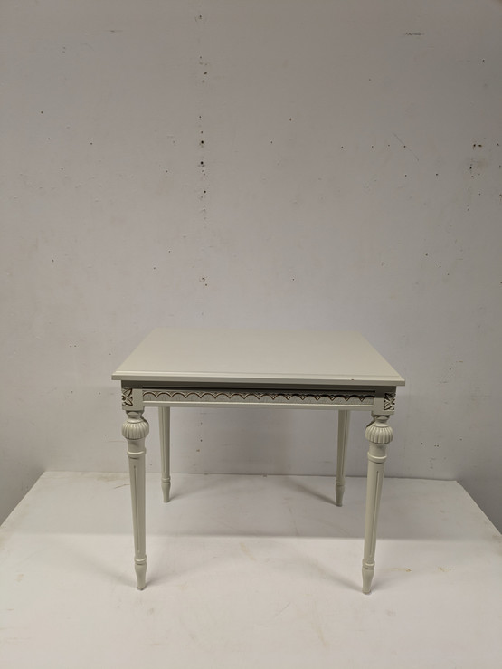 Kustavilainen sivupöytä 