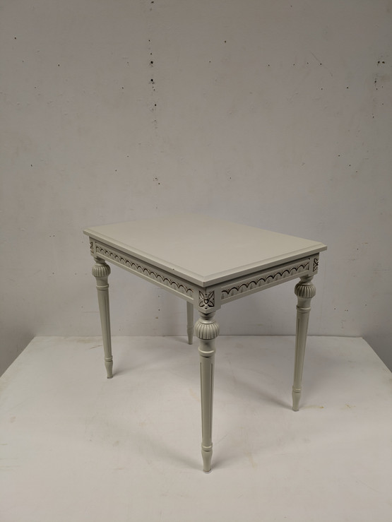 Kustavilainen sivupöytä 