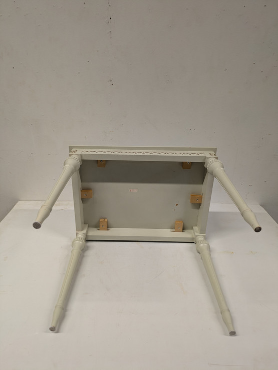 Kustavilainen sivupöytä 