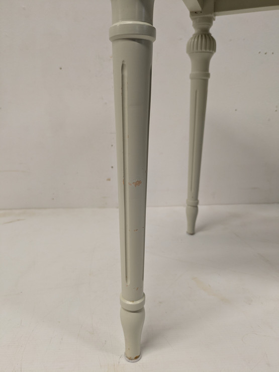 Kustavilainen sivupöytä 