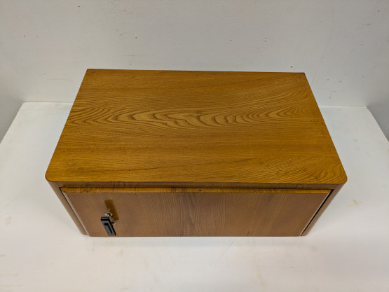 Vintage levysoitinkaappi