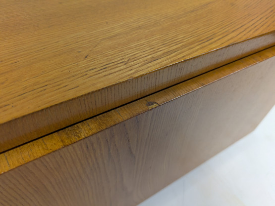 Vintage levysoitinkaappi