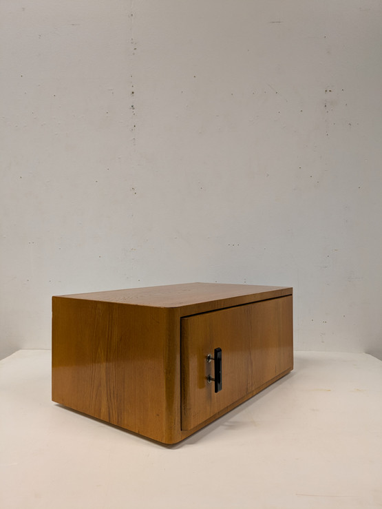 Vintage levysoitinkaappi