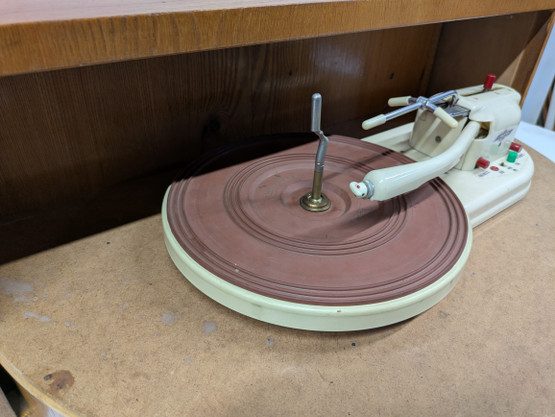 Vintage levysoitinkaappi