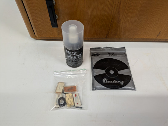 Vintage levysoitinkaappi