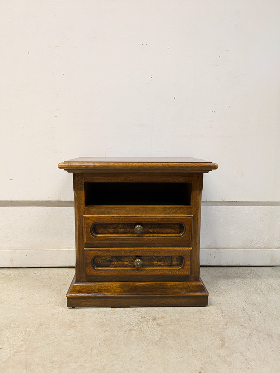 Klassinen lipasto / yöpöytä 