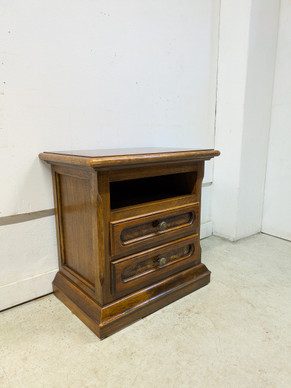 Klassinen lipasto / yöpöytä 