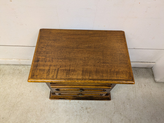 Klassinen lipasto / yöpöytä 