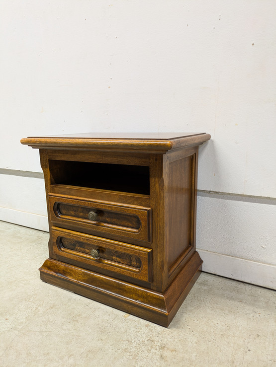 Klassinen lipasto / yöpöytä 