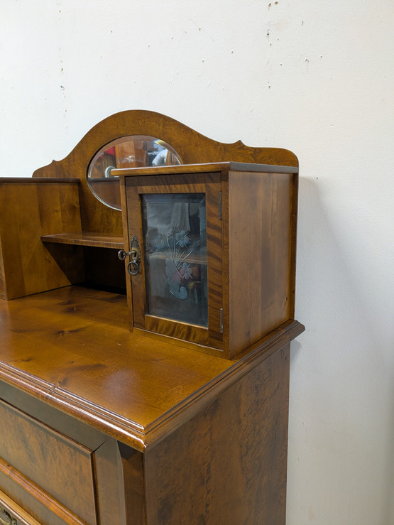 Upea kunnostettu antiikki piironki 