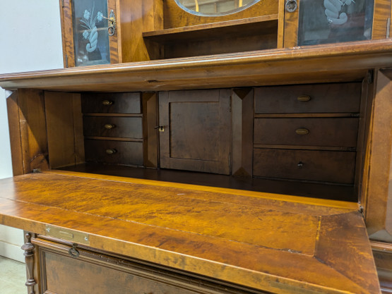 Upea kunnostettu antiikki piironki 