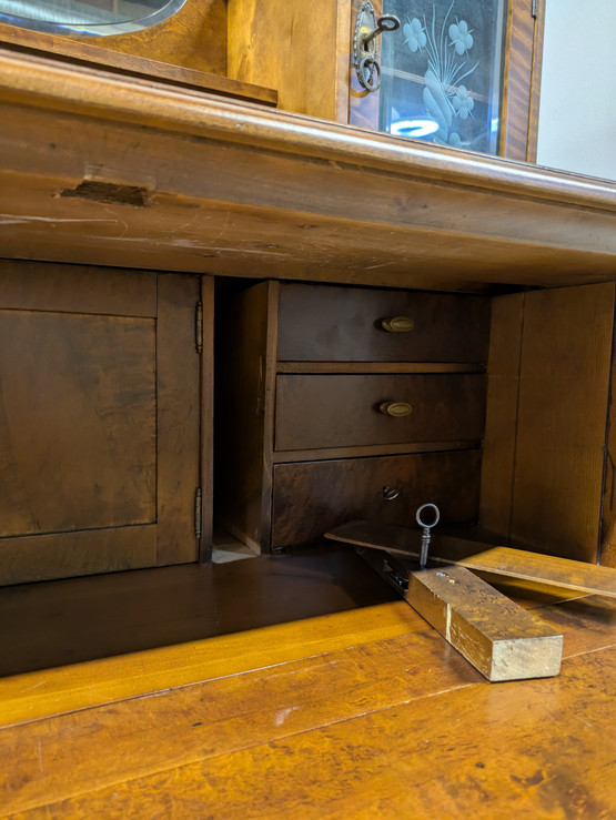 Upea kunnostettu antiikki piironki 