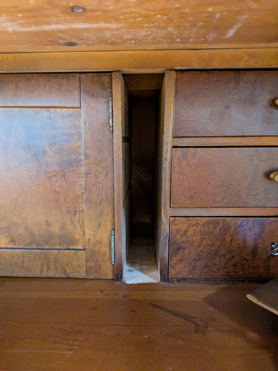 Upea kunnostettu antiikki piironki 