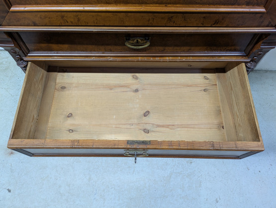 Upea kunnostettu antiikki piironki 