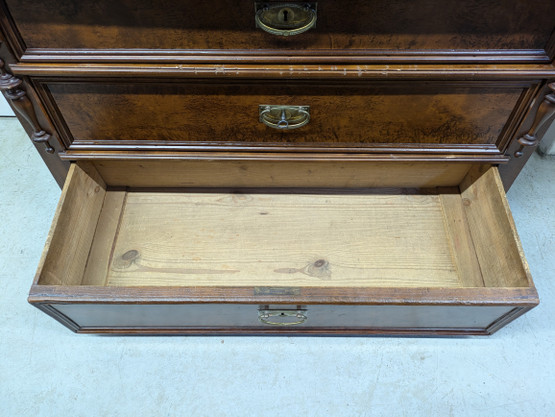 Upea kunnostettu antiikki piironki 