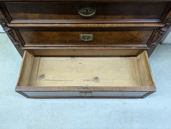 Upea kunnostettu antiikki piironki 