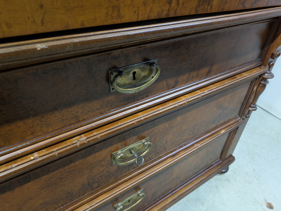 Upea kunnostettu antiikki piironki 