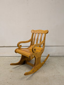 Upea vanha puinen keinutuoli 