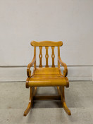 Upea vanha puinen keinutuoli 