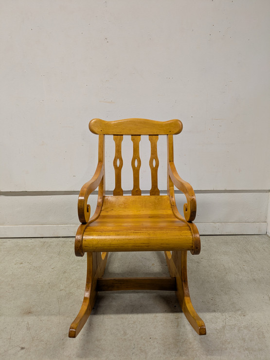 Upea vanha puinen keinutuoli 