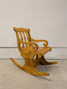 Upea vanha puinen keinutuoli 