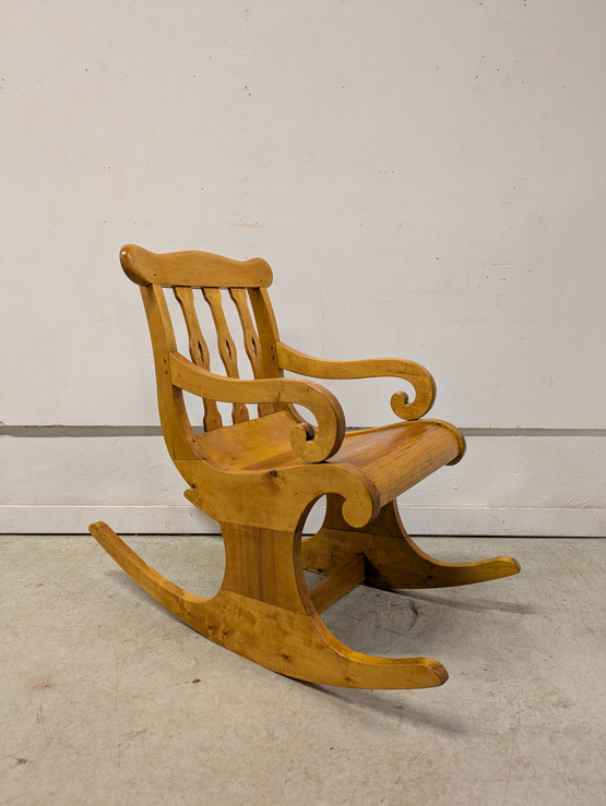 Upea vanha puinen keinutuoli 