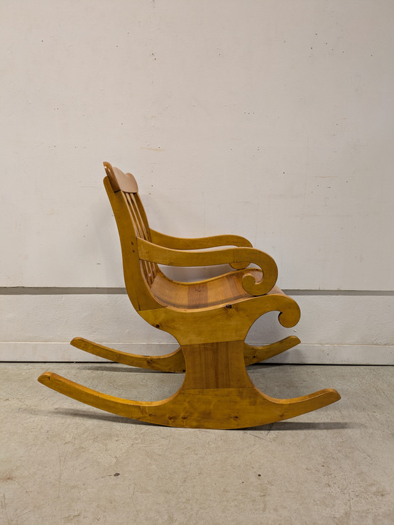 Upea vanha puinen keinutuoli 