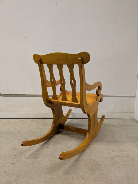 Upea vanha puinen keinutuoli 