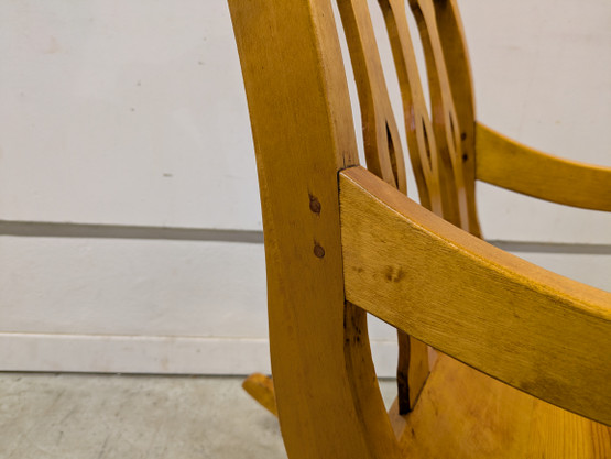 Upea vanha puinen keinutuoli 