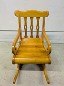 Upea vanha puinen keinutuoli 