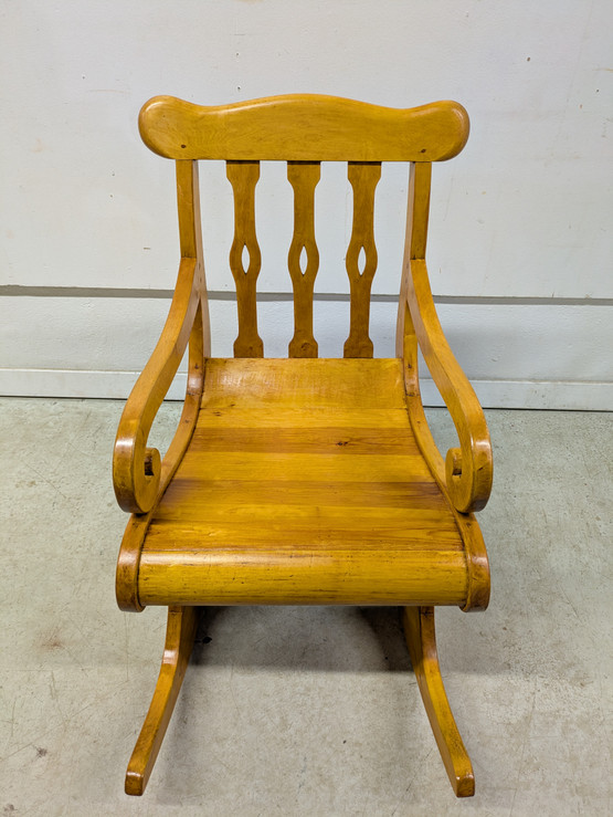 Upea vanha puinen keinutuoli 