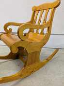 Upea vanha puinen keinutuoli 