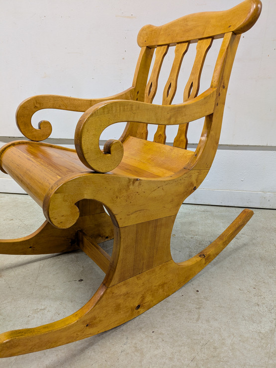 Upea vanha puinen keinutuoli 