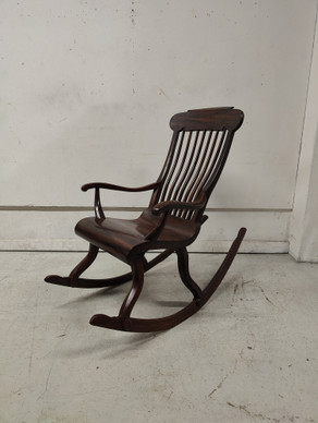 Entisöity antiikki keinu