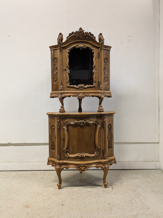 Kruusattu Rokokoo kulmakaappi