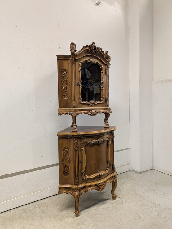 Kruusattu Rokokoo kulmakaappi