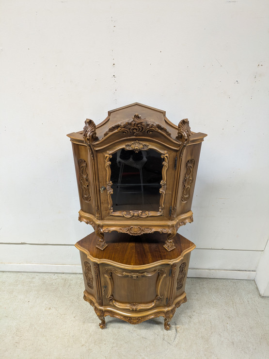 Kruusattu Rokokoo kulmakaappi