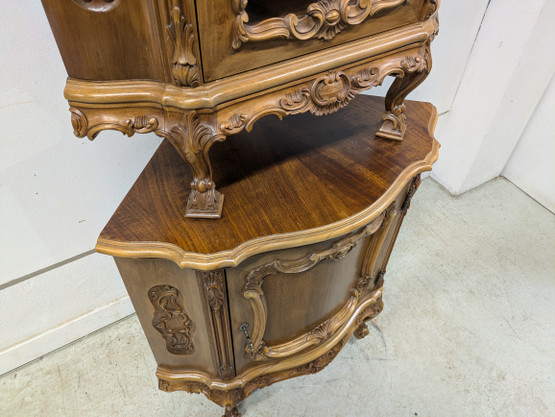 Kruusattu Rokokoo kulmakaappi