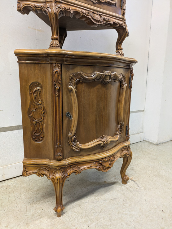 Kruusattu Rokokoo kulmakaappi