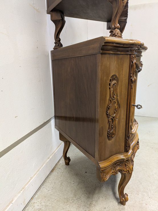 Kruusattu Rokokoo kulmakaappi