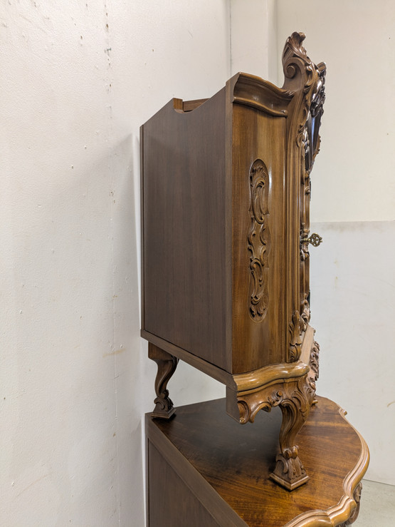 Kruusattu Rokokoo kulmakaappi