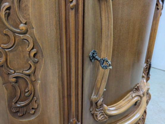 Kruusattu Rokokoo kulmakaappi