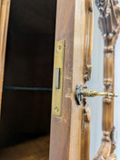 Kruusattu Rokokoo kulmakaappi