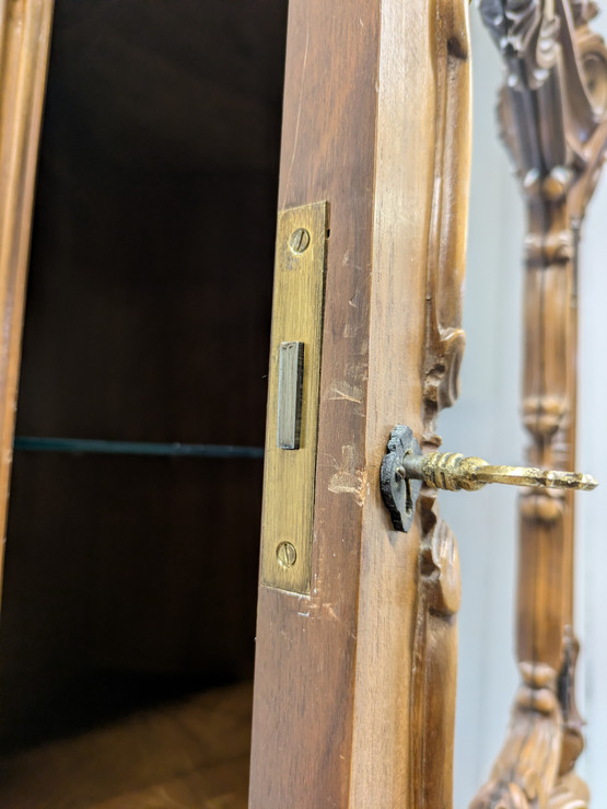 Kruusattu Rokokoo kulmakaappi