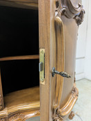 Kruusattu Rokokoo kulmakaappi